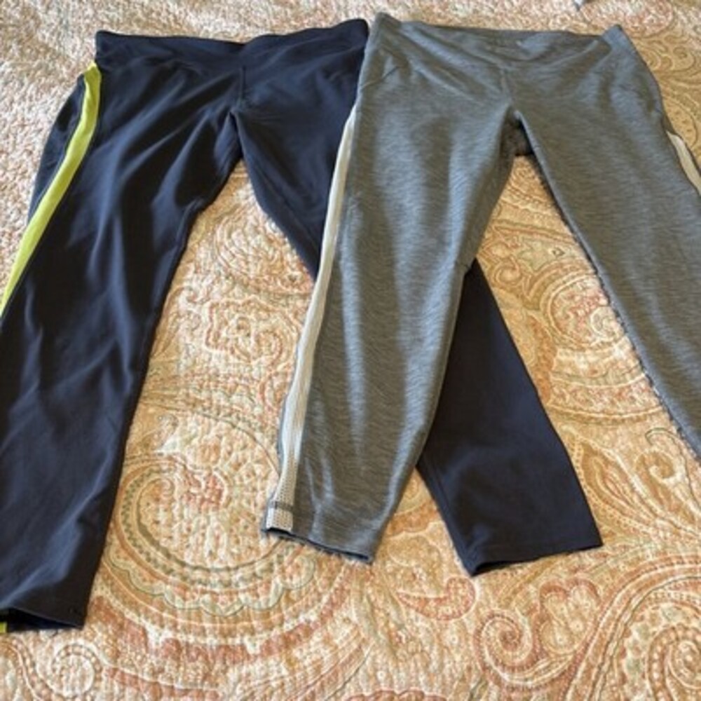 Preowned 2  Pair Athleta & Core Athletic Leggings, Large, Capris Lot bundle